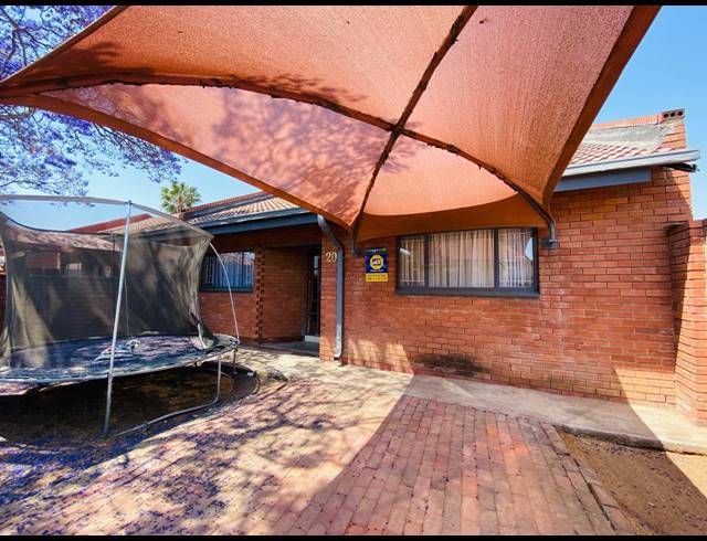 2 BEDROOM TOWNHOUSE FOR SALE IN ANNADALE